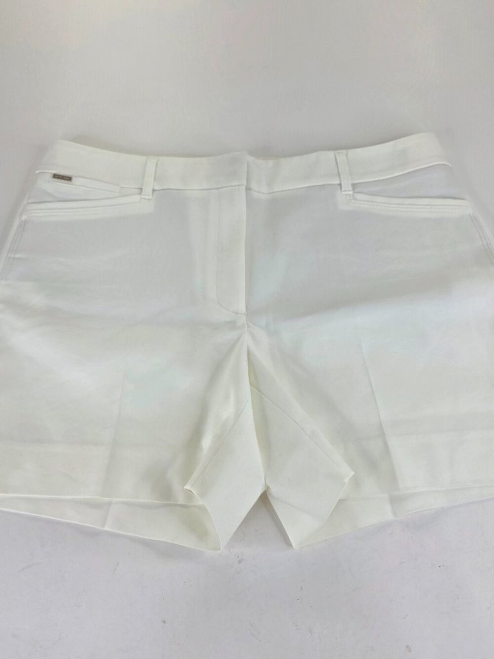 White House Black Market Women's 5 Inch Coastal Shorts in Feather White Size 8